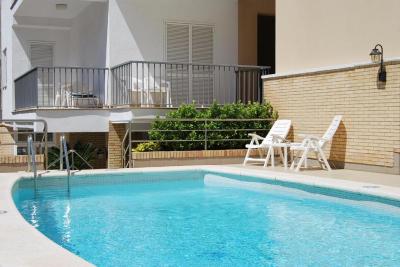 Double or Twin Room with Pool View 7