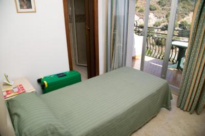 Single Room with Sea View 3