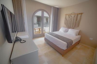 Deluxe Double Room with Balcony and Sea View 4
