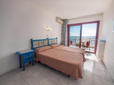 Habitaci&oacute;n Doble con cama supletoria y vistas al mar 6