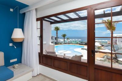 Two-Bedroom Apartment with Sea View (4 Adults) 6