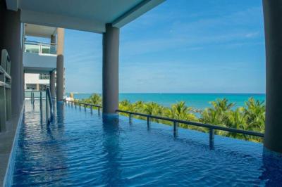 Ocean Front One Bedroom Swim Up Suite 2