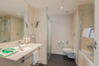 Premium Queen Room with Balcony 8