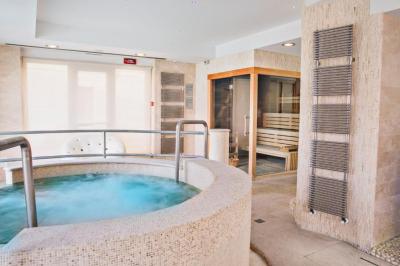 Suita Junior s balk&oacute;nom, v&yacute;h&#318;adom na jazero a vstupom do wellness centra 9