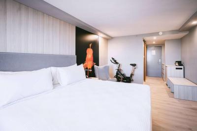 Fitness Room with One King Bed 2