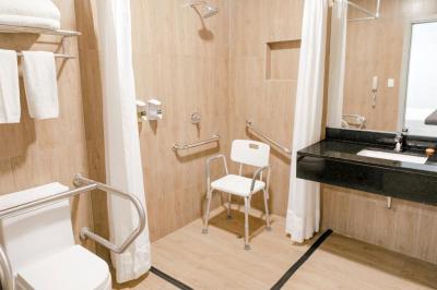 Queen Room - Accessible/Non-Smoking 8