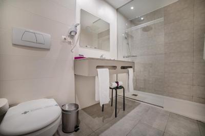 Deluxe Double Room (3 Adults) 14