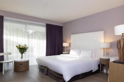 Two connecting family comfort rooms 8
