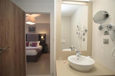 Junor Suite (2-4 Adults) 2