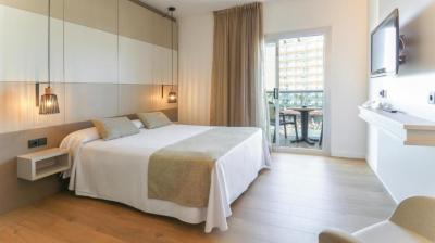 Family Room with Sea View or Pool View 10