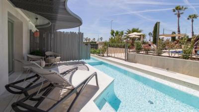 Swim Up (4 adults) 11