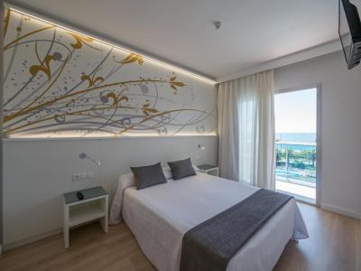 Comfort Family Room with pool view (2 adults + 2 children) 17