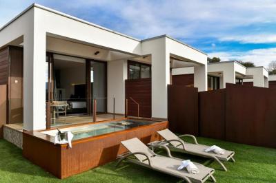 Suite with Jacuzzi and Heated Outdoor Pool 5