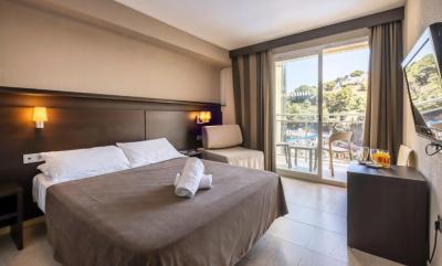 Double or Twin Room with Pool View (2 adults + 1 child) 5