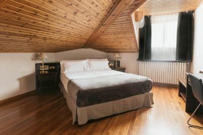Soba z zakonsko ali lo&#269;enima enojnima posteljama - mansarda 2