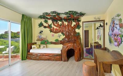 Maya & Kumars Enchanted Suite 6