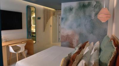Standard King Room with Street Light View 7