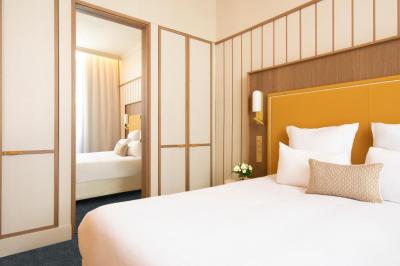 Junior Queen Suite and Sofa Bed and Street View 6