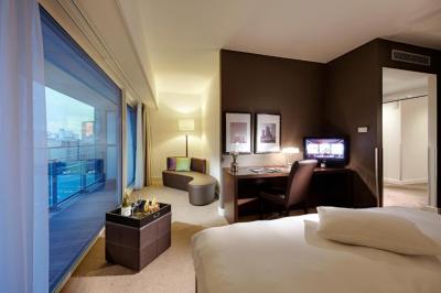 Premium King Room with Balcony and City View 6