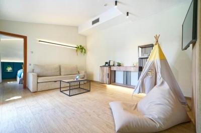 2 Bedroom Family Suite Senior (5 Adults + 1 Child) 35 2 Bedroom Family Suite Senior (5 Adults + 1 Child) 35