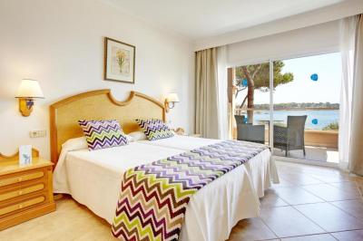 Twin Room with Sea View 3