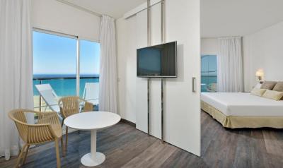 Suite Junior Xtra Sol con vistas frontales al mar 8