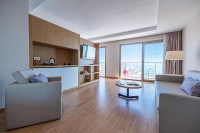 Junior Suite with Sea View (3 Adults + 1 Child) 13