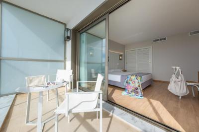 Suite with Sea View (3 Adults) 14