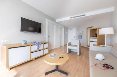 Suite with Sea View (2 Adults + 1 Child) 17