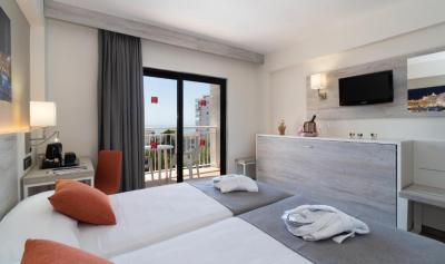 Habitaci&oacute;n Triple Est&aacute;ndar con vistas al mar 15
