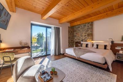 Deluxe King Room with Balcony 2