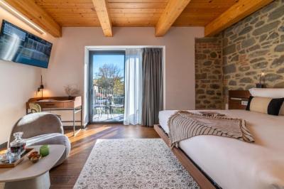 Deluxe King Room with Balcony - Disability Access 5