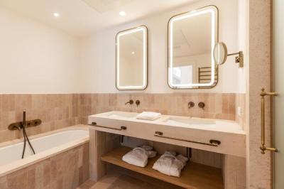Deluxe Junior Suite 2