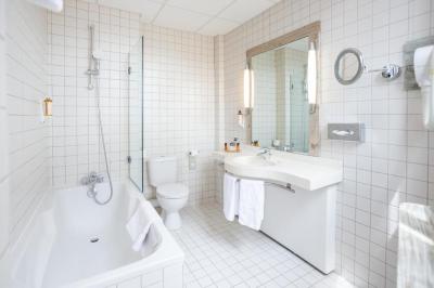 Suite with One Double Bed and View 8