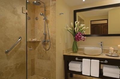 Preferred Club One-Bedroom Suite with Two Double Beds 11