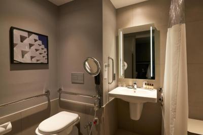 Quarto Queen Deluxe - Acesso a Pessoas com Mobilidade Condicionada 4