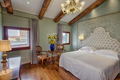 Deluxe Double or Twin Room with Grand Canal View and Full Breakfast 13
