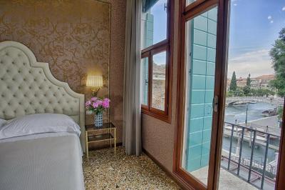 Deluxe Triple Room with Canal View and Full Breakfast 14