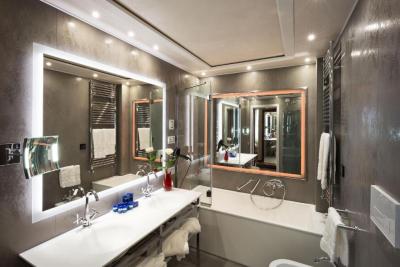 Deluxe Triple Room with City View with Full Breakfast 16