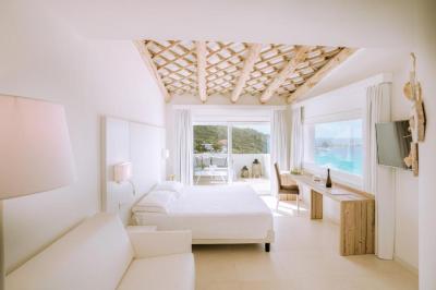 Executive Junior Suite with Sea View and Beach Package 12