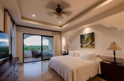Suite con cama grande y balc&oacute;n 6