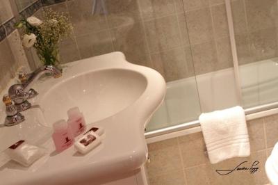 Queen Suite with Spa Bath 2