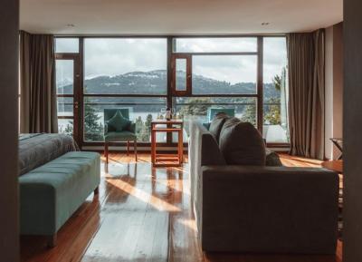 Deluxe Suite with Lake View 3