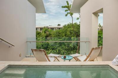 Suite with Plunge Pool and Lagoon View 5