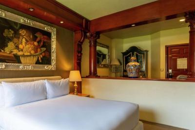 Junior King Suite with Seating Area 3