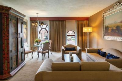 One-Bedroom King Suite 4