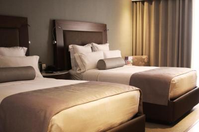 Executive Room with Two Queen Beds 6