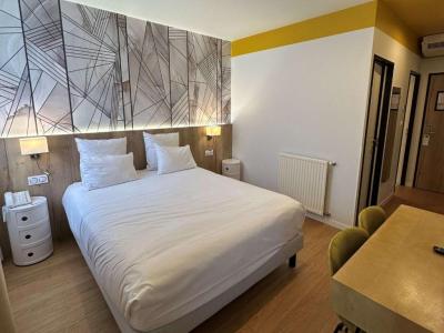 Standard Room with Four Single Beds 6