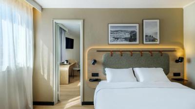 2&nbsp;Chambres Communicantes Standard&nbsp;-&nbsp;1&nbsp;Lit Queen-Size et 2&nbsp;Lits Simples 7