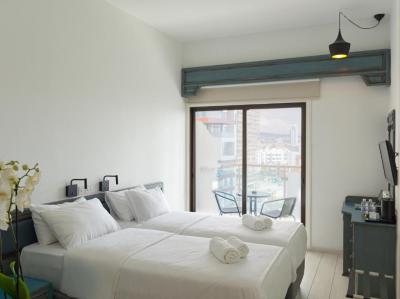 Twin Room with Pool View 5